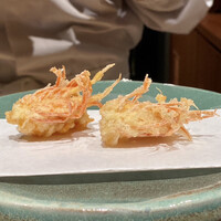 江戸前晋作 - 長崎 車海老 頭
                やっぱり美味いな！
                頭にも身が残り食べ応えもあるのです。
                天ぷら屋さんによって、頭と言ったり脚と言ったりしますが、身のある無しで変えているのかなと思ったりします。
                味わい最高です♪