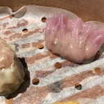 石鍋料理 健 -  干貝柱入焼売と彩色蝦餃子（桃色皮の海老餃子）