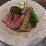 迦陵 - ローストビーフ 本来は玉葱がついていますがズッキーニなどに変えてもらいました