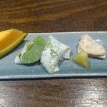 迦陵 - デザート 右端は羊羮の苺ソース！意外性が美味！他マカロン、抹茶アイス、メロン