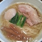 美学屋 - 塩ラーメン、味玉トッピング。