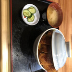 魅惑の牛豚 - ごはん大盛(無料)はフタが浮いてきます。