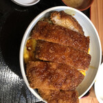 魅惑の牛豚 - ソースがかかったらトンカツその下にはとろとろのたまごのカツ丼！