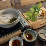 山菜料理 みたき園 - 大根おろしを入れる雪鍋