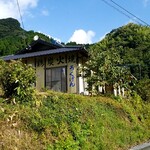 ろばたやき山ろく - お隣の「ろくげん」。ここも結構な人気のようです。右奥に、山ろくの駐車場が見えます。