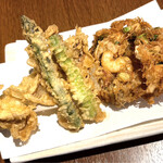 Shokutsuudo Koro Tempura Tenshou - 時間をおいて供された舞茸、アスパラガス、かき揚げです(o^^o)