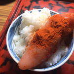 才谷屋 - ※後日（令和4年12月4日、日曜日）、四枚目として畫像を追加しました。同店の明太子は辛さが抑へられてゐる爲、辛めが好みの人は別の袋にはひつてゐる唐辛子をかけて欲しいとの事です。