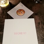 SECRETO - ハンバーガーの包み紙
