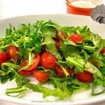 ガストロノミア ヨシ - ルッコラとトマトの野菜サラダ