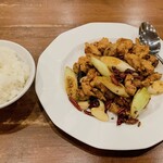 北京閣 - 揚げ鶏肉のピリ辛炒め、ライス