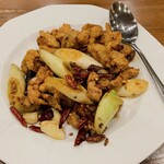 北京閣 - 揚げ鶏肉のピリ辛炒め