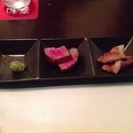 喜和美家 - Ｈ25.05②　【強肴】　赤城牛熟成サーロインとえばらハーブ豚未来炙り焼き