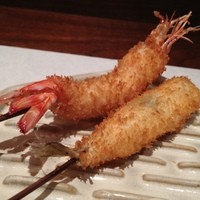 串処 最上 心斎橋店 - 頭も尻尾も食べられてしまう海老ちゃんとその相方。