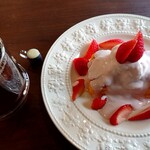 Kimagure cafe - 期間限定 ストロベリーフレンチトースト(1200円税込)、ダージリンアイスティー(通常550円税込)  フレンチトーストメニューとセットでドリンクが50円引きになります。