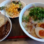 Sugakiya - 盛りすぎ濃い味ラーメン(700円税込)のビーフカレー・サラダセット(お好きな麺＋310円税込)