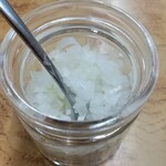 とら食堂 - 刻みタマネギが最初に運ばれてきます