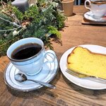 Cafe コアラとライオンときどきチーター - ハンドドリップコーヒー（ストロング）、米粉のシフォンケーキ