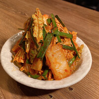 炭火焼肉ホルモン うしごろ 中目黒店 - やみつきキムチ¥440