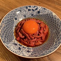 炭火焼肉ホルモン うしごろ 中目黒店 - 極上月見ハツユッケ¥660