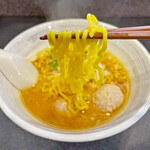 石山商店 - 麺は菅野製麺製の中細縮れ麺