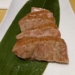 サガミ - 中はレアさも残されててミディアムレアな焼き加減。  高級牛肉の旨みもちゃんとある美味しい味わい。  松阪牛、飛騨牛よりも手頃に入手出来るのかな？