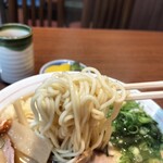 京一 - スープを持ち上げる麺