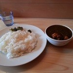 チキンカレー。粗めのスパイスで辛口。チキンは手羽元で、食べるのちょい苦戦。