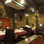 コーラル - 石造りの建物の店内