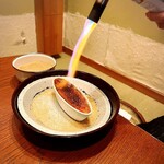 もん善別館 - デザートは目の前でバーナーを使ってカラメルに焼き目を付ける自家製『クレームブリュレ』です(o^^o)