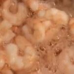 天然本マグロ丼専門店 司 - 生の海老をこれだけ使って海老のデンブを作る