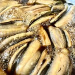 天然本マグロ丼専門店 司 - 煮穴子の仕込み