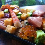 天然本マグロ丼専門店 司 - 小肌も沢山入っていてキラキラ