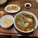 Nankin Hanten - 学生セット＝ラーメン大盛り＋ミニチャーハンのセット。お得なセット。　学生セットの味噌ラーメンも美味しくて大好き。