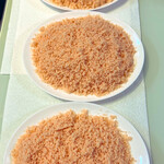 天然本マグロ丼専門店 司 - 海老そぼろの出来上がり、酢飯の上にかけてありました