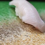 てっちゃん寿司 - カンパチ腹側。