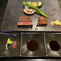 道頓堀 てっぱん豊島家 - 肉　ミディアムレア　肉の柔らか甘さを際立たせる　赤ワインの塩がお肉の旨味をアップ♪ 　柔らかい口当たりのコショーも合う