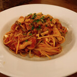 大衆イタリアン酒場 ブチャラティ - ベーコンとキノコのトマトソーススパゲッティ