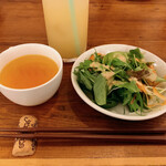 大衆イタリアン酒場 ブチャラティ - コンソメスープとサラダ