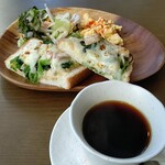 カフェ&ダイニング コボット - ベーコンとほうれん草のホワイトチーズトースト650円