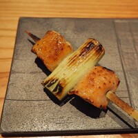 とり茶太郎 - ねぎま（上：比内地鶏、下：黄金シャモ）