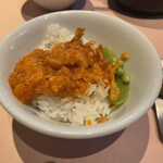 中国料理 旬輝 - ご飯の上にエビチリのチリ