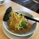 Marugen Ramen - 麺リフトアップ