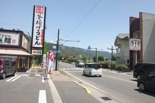 丸亀製麺 - 道路…写真右は、諏訪湖です♪