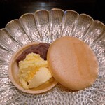 神楽坂うしやま - 小豆とバニラのもなか