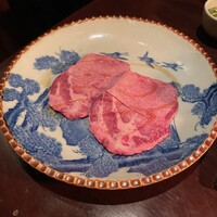 焼肉 にくだらけ - 黒毛和牛のタン。中と下。