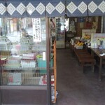 Kourankei Baiten Fuji Ichi - お店の奥でおばちゃんが団子を焼いてます