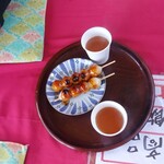 Kourankei Baiten Fuji Ichi - たまり団子とサービスのお茶