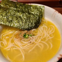 鳥匠 いし井 - ㉑鶏白湯ラーメン
                    いし井さんのラーメンは和風鶏出汁やチキンコンソメなどのバリエーションがありますが、鶏白湯は濃厚でコクがあっても後味はスッキリ、優しい味わい