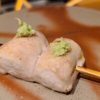 鳥匠 いし井 - ⑤ささみ【塩】(熊本県産、天草大王)、山葵載せ
                      レア系より少し火の入った焼き上がり、所々に脂がプクッとドーム状に炙り出されています
                      噛むとさっぱりとした爽やかな脂がじんわりと湧き出します