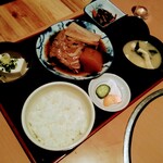 海鮮句菜 三楽 - まぐろの煮付け定食